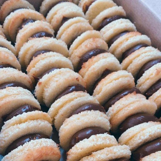 mini alfajores de coco y dulce de leche